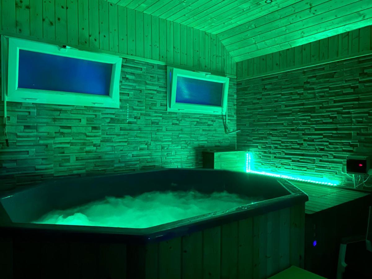 Vila Eszter Hotell Sovata Exteriör bild